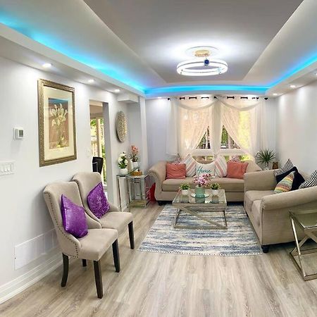 Super Luxury Family Home - 3 Bedrooms, 1 Full Bathroom And 1 Half Washroom With Free Parking, Wifi, Netflix Toronto Eksteriør bilde