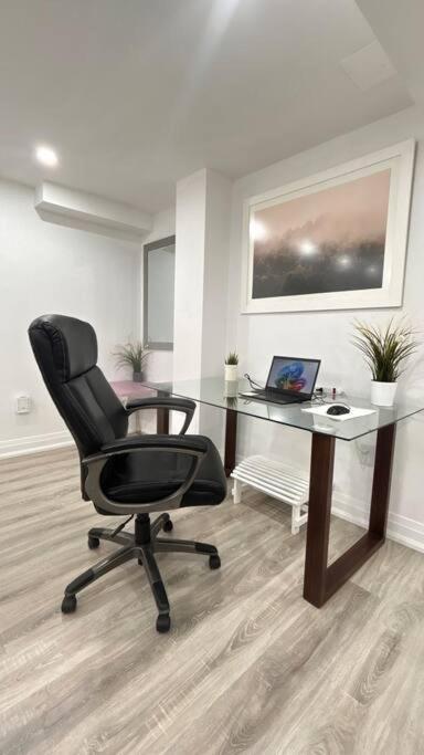 Super Luxury Family Home - 3 Bedrooms, 1 Full Bathroom And 1 Half Washroom With Free Parking, Wifi, Netflix Toronto Eksteriør bilde