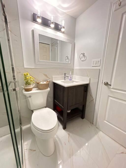 Super Luxury Family Home - 3 Bedrooms, 1 Full Bathroom And 1 Half Washroom With Free Parking, Wifi, Netflix Toronto Eksteriør bilde