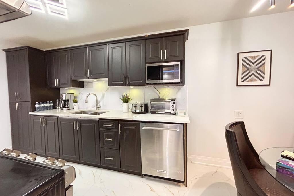 Super Luxury Family Home - 3 Bedrooms, 1 Full Bathroom And 1 Half Washroom With Free Parking, Wifi, Netflix Toronto Eksteriør bilde
