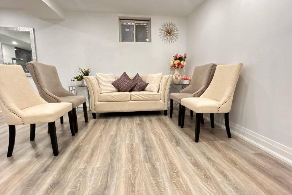 Super Luxury Family Home - 3 Bedrooms, 1 Full Bathroom And 1 Half Washroom With Free Parking, Wifi, Netflix Toronto Eksteriør bilde