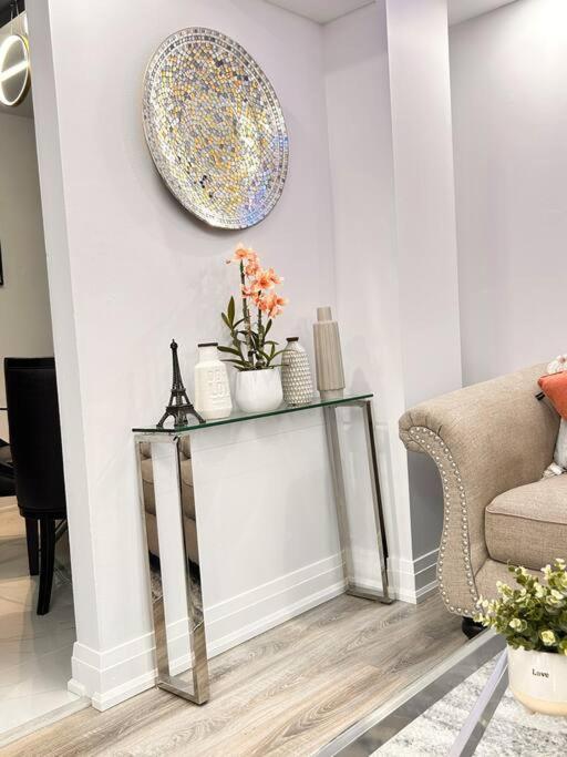 Super Luxury Family Home - 3 Bedrooms, 1 Full Bathroom And 1 Half Washroom With Free Parking, Wifi, Netflix Toronto Eksteriør bilde