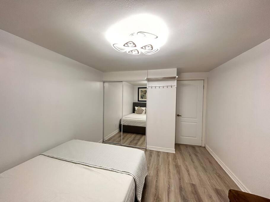 Super Luxury Family Home - 3 Bedrooms, 1 Full Bathroom And 1 Half Washroom With Free Parking, Wifi, Netflix Toronto Eksteriør bilde