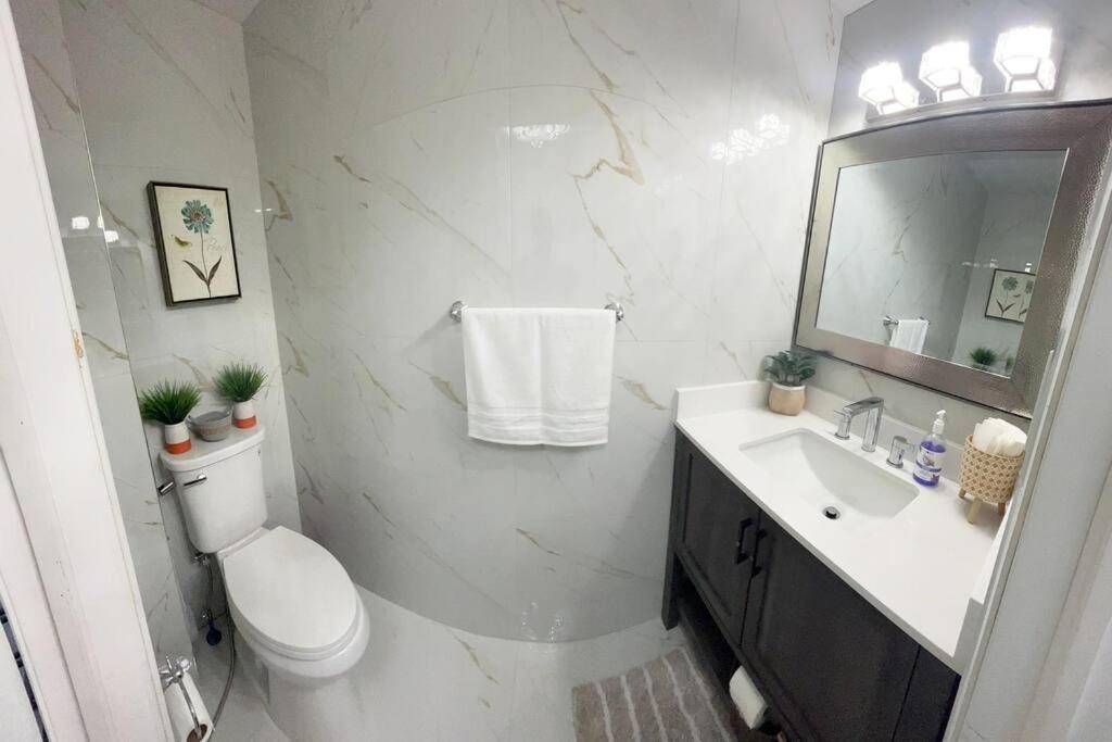 Super Luxury Family Home - 3 Bedrooms, 1 Full Bathroom And 1 Half Washroom With Free Parking, Wifi, Netflix Toronto Eksteriør bilde
