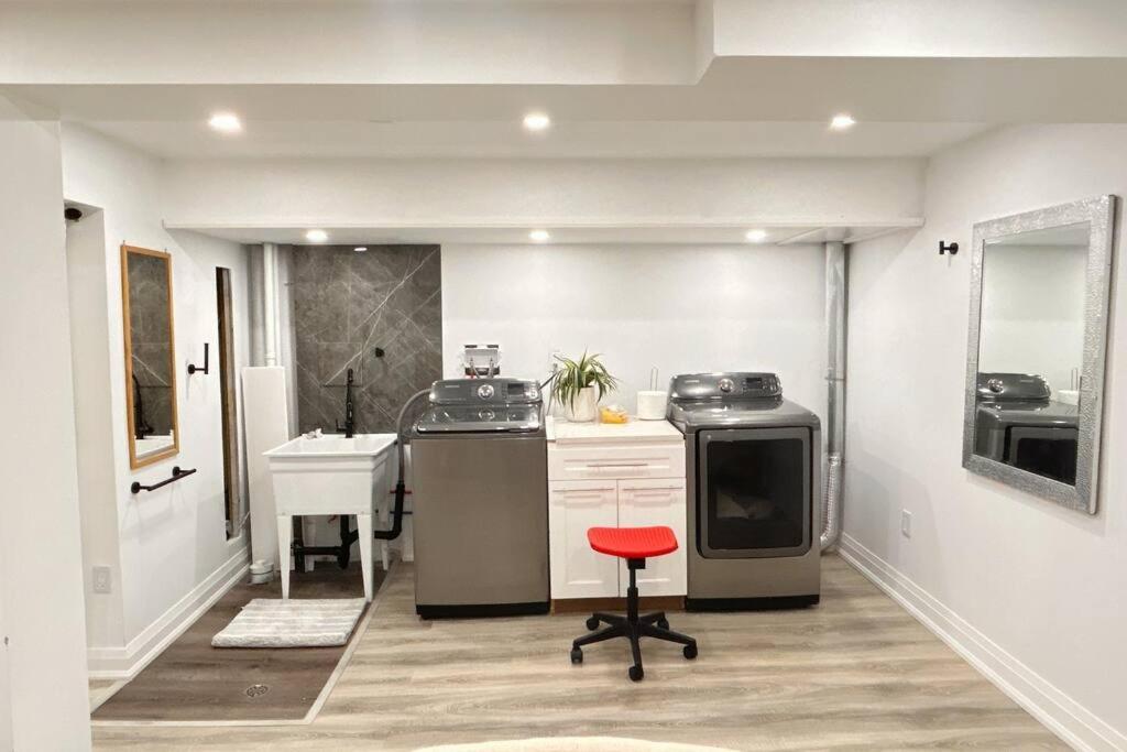 Super Luxury Family Home - 3 Bedrooms, 1 Full Bathroom And 1 Half Washroom With Free Parking, Wifi, Netflix Toronto Eksteriør bilde