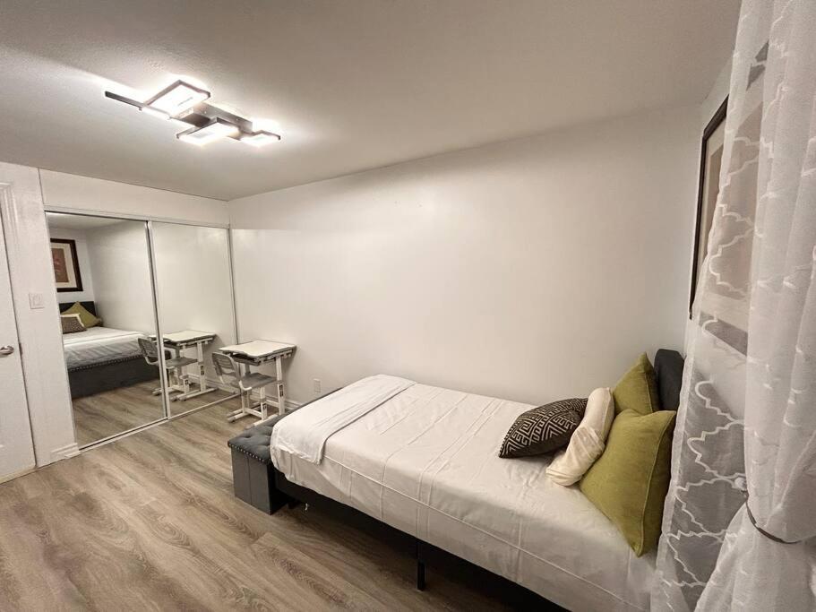 Super Luxury Family Home - 3 Bedrooms, 1 Full Bathroom And 1 Half Washroom With Free Parking, Wifi, Netflix Toronto Eksteriør bilde