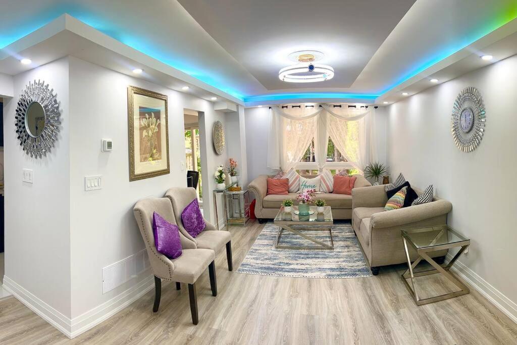 Super Luxury Family Home - 3 Bedrooms, 1 Full Bathroom And 1 Half Washroom With Free Parking, Wifi, Netflix Toronto Eksteriør bilde