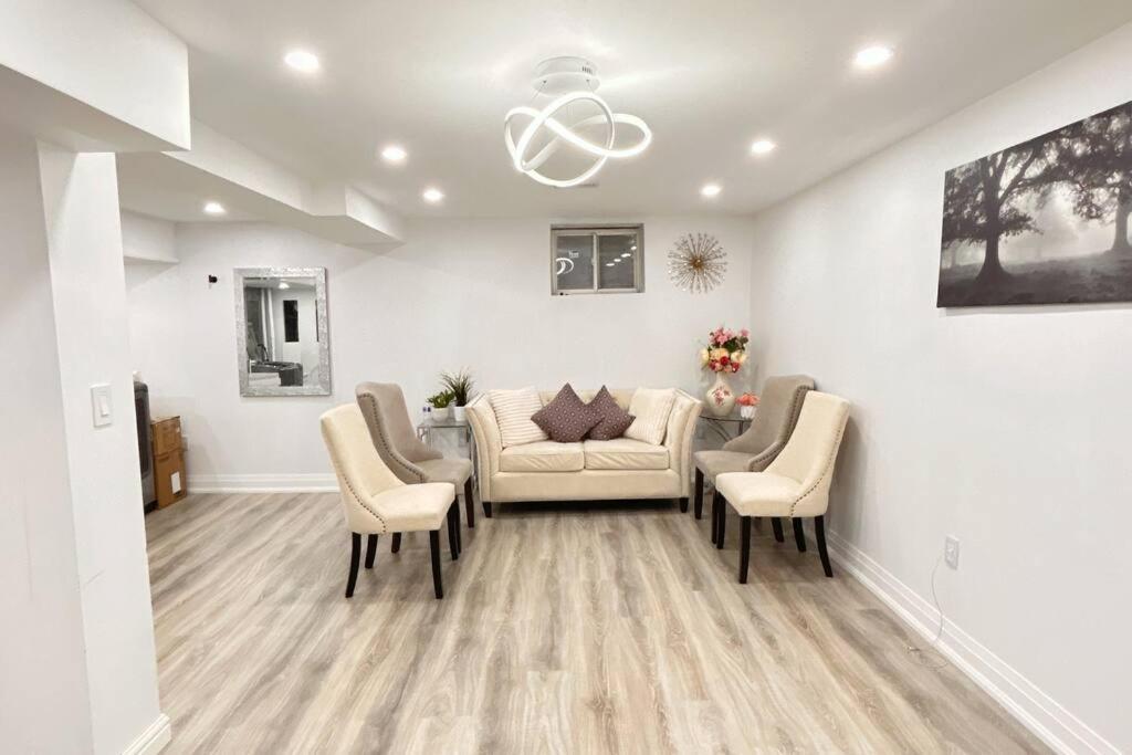 Super Luxury Family Home - 3 Bedrooms, 1 Full Bathroom And 1 Half Washroom With Free Parking, Wifi, Netflix Toronto Eksteriør bilde