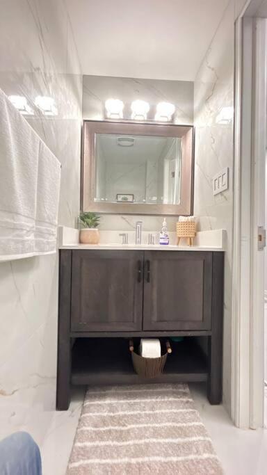 Super Luxury Family Home - 3 Bedrooms, 1 Full Bathroom And 1 Half Washroom With Free Parking, Wifi, Netflix Toronto Eksteriør bilde
