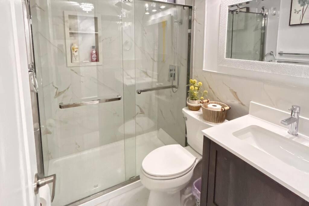Super Luxury Family Home - 3 Bedrooms, 1 Full Bathroom And 1 Half Washroom With Free Parking, Wifi, Netflix Toronto Eksteriør bilde