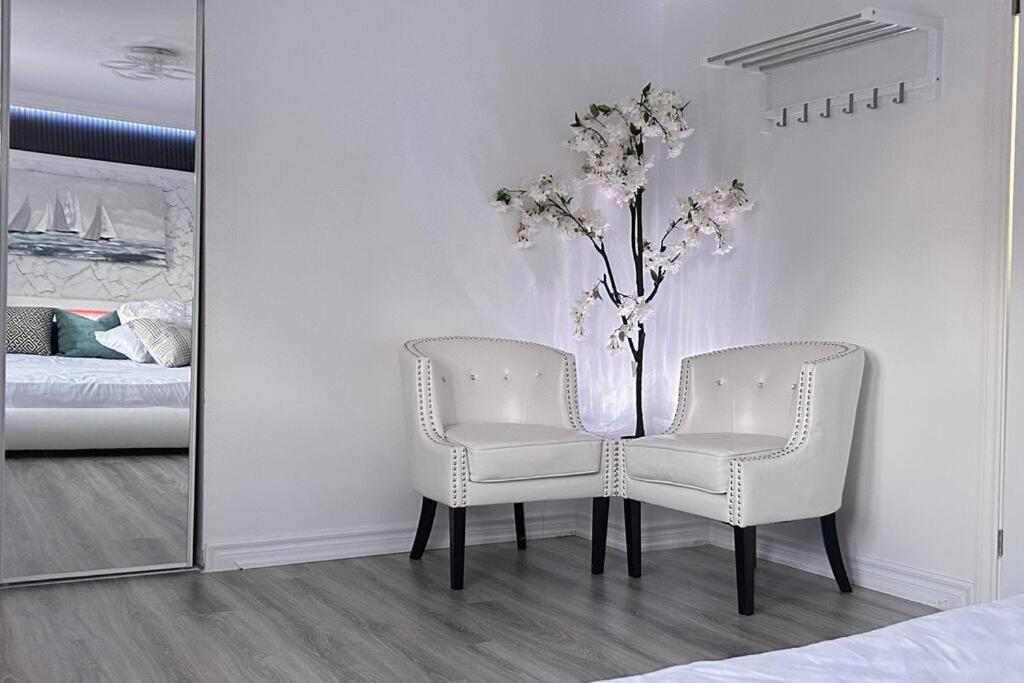 Super Luxury Family Home - 3 Bedrooms, 1 Full Bathroom And 1 Half Washroom With Free Parking, Wifi, Netflix Toronto Eksteriør bilde