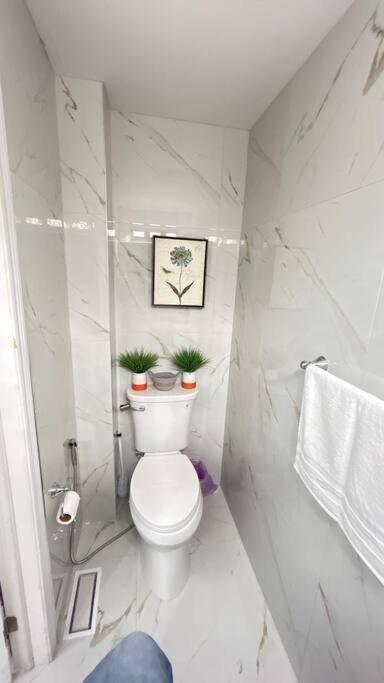 Super Luxury Family Home - 3 Bedrooms, 1 Full Bathroom And 1 Half Washroom With Free Parking, Wifi, Netflix Toronto Eksteriør bilde