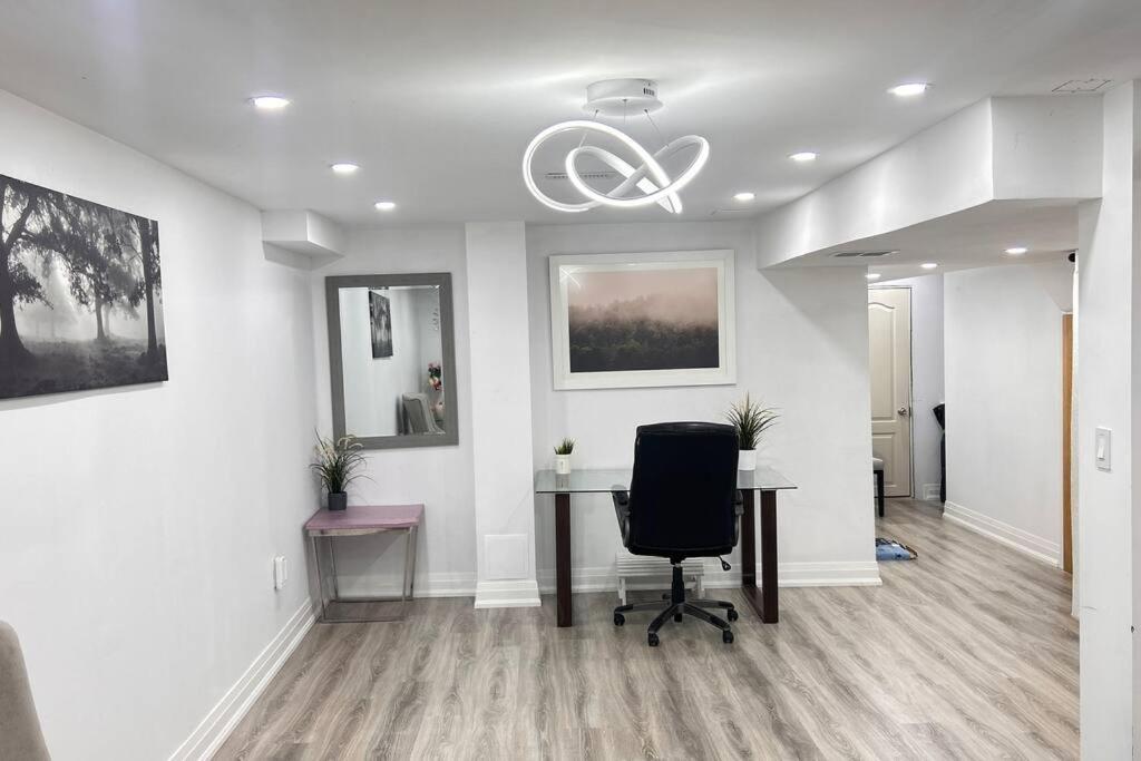 Super Luxury Family Home - 3 Bedrooms, 1 Full Bathroom And 1 Half Washroom With Free Parking, Wifi, Netflix Toronto Eksteriør bilde