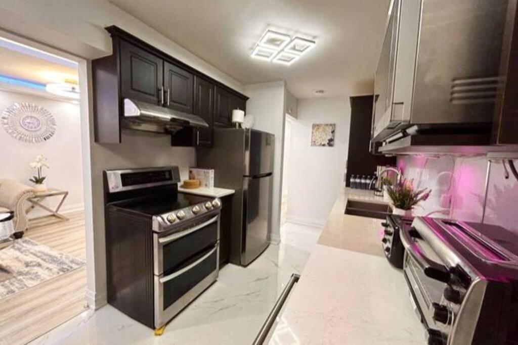 Super Luxury Family Home - 3 Bedrooms, 1 Full Bathroom And 1 Half Washroom With Free Parking, Wifi, Netflix Toronto Eksteriør bilde