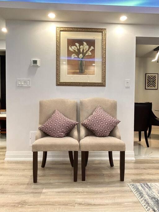 Super Luxury Family Home - 3 Bedrooms, 1 Full Bathroom And 1 Half Washroom With Free Parking, Wifi, Netflix Toronto Eksteriør bilde