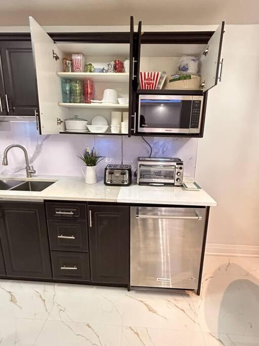 Super Luxury Family Home - 3 Bedrooms, 1 Full Bathroom And 1 Half Washroom With Free Parking, Wifi, Netflix Toronto Eksteriør bilde